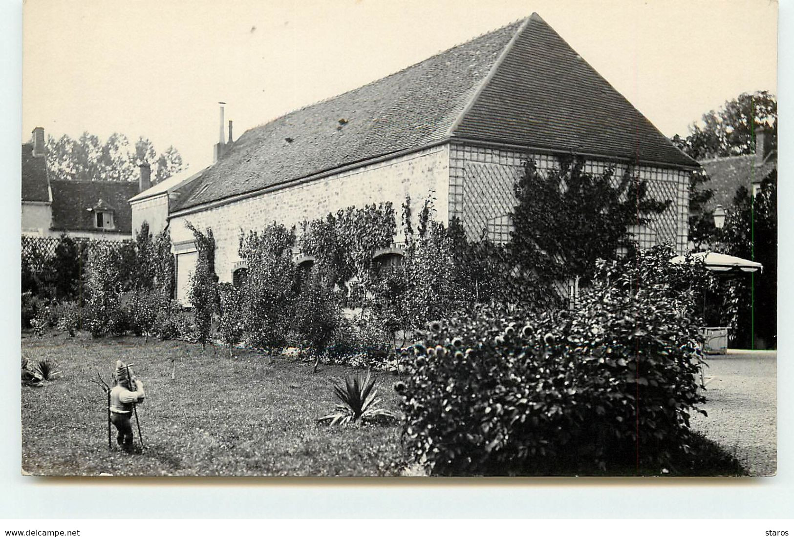 Carte Photo à Localiser - Un Jardin Avec Un Nain De Jardin - To Identify