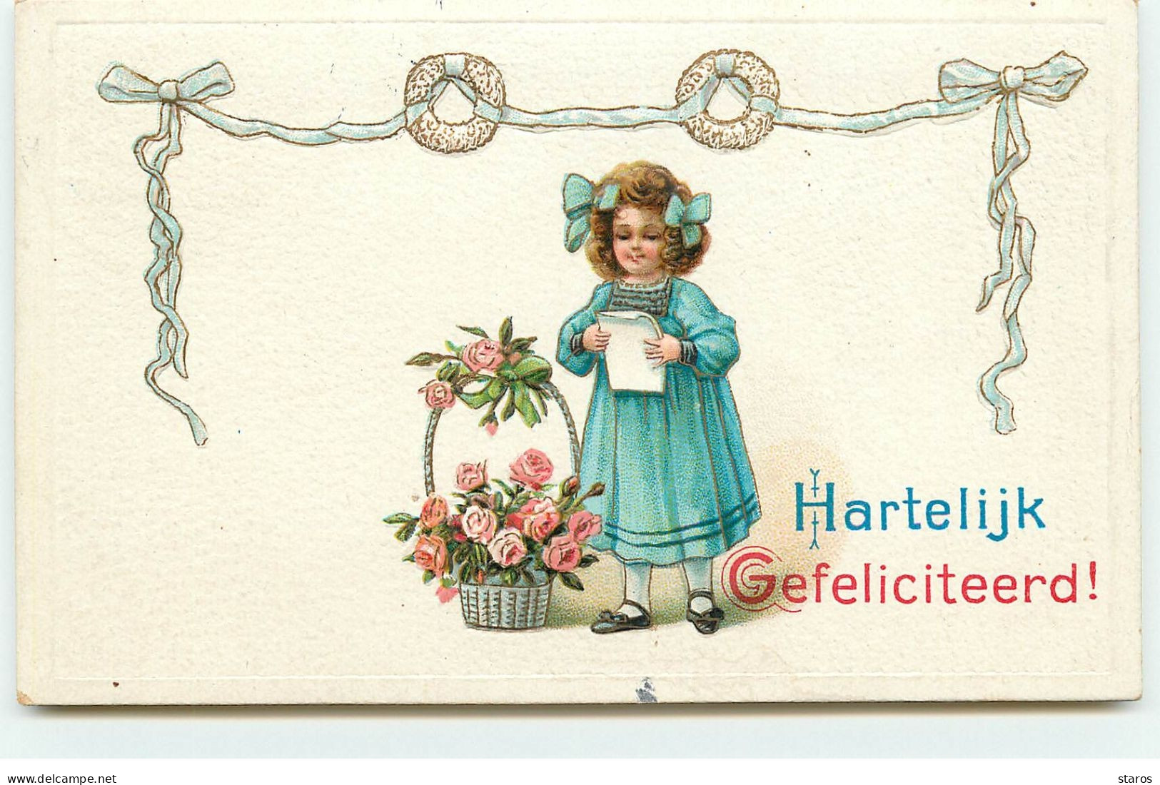 Carte Gaufrée - Hartelijk Gefeliciteerd - Fillette Lisant Une Lettre Près D'un Panier Rempli De Rose - Other & Unclassified