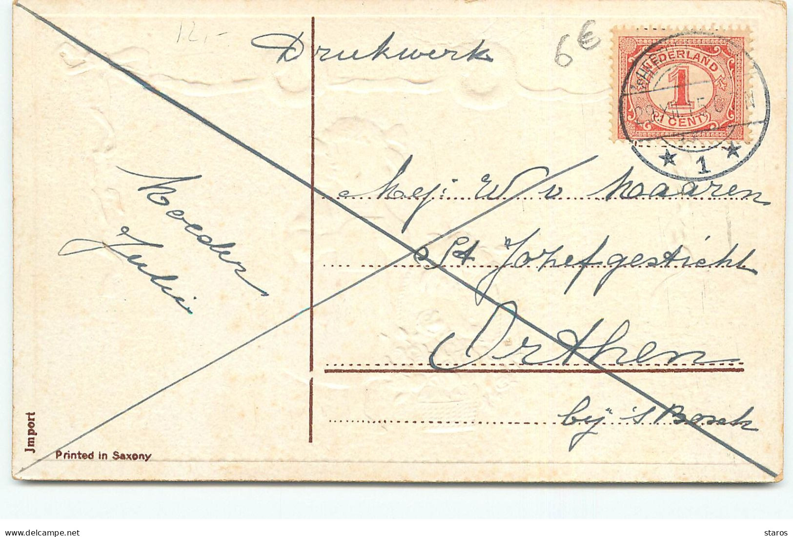 Carte Gaufrée - Hartelijk Gefeliciteerd - Fillette Lisant Une Lettre Près D'un Panier Rempli De Rose - Autres & Non Classés