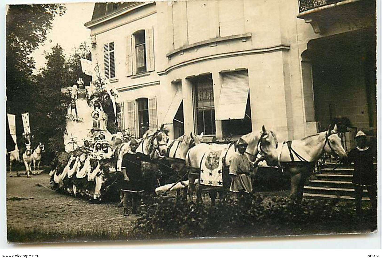 Carte Photo à Identifier - Groupe De Personnes Sur Un Char Décoré Devant Une Maison - Zu Identifizieren