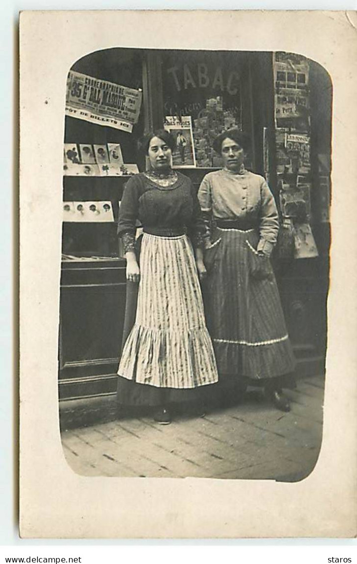 Carte-Photo - PARIS - Femmes Devant Un Commerce De Tabac-Journaux - Cartes Postales - Deltiology - Autres & Non Classés