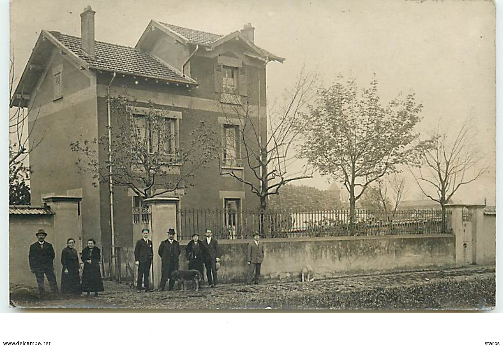 Carte-Photo à Identifier - Hommes Et Femmes Devant Une Maison - To Identify