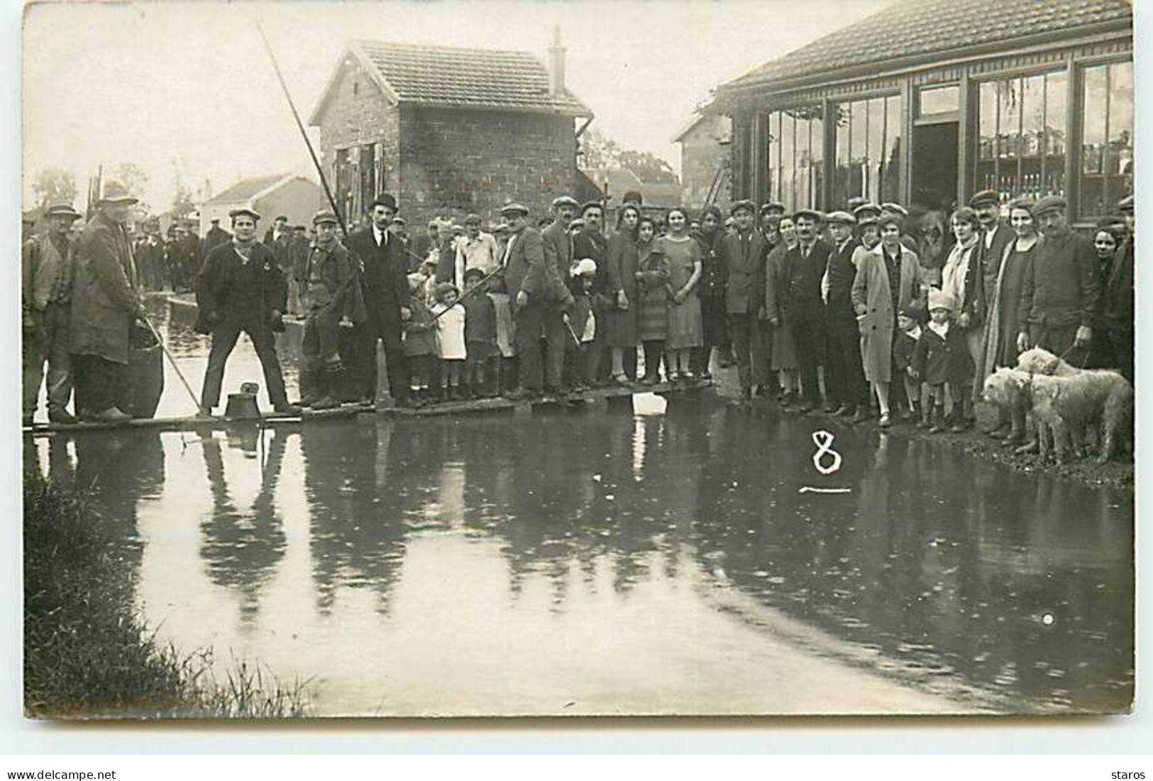 Carte Photo à Localiser - Groupe De Personnes Un Jour D'inondations - To Identify