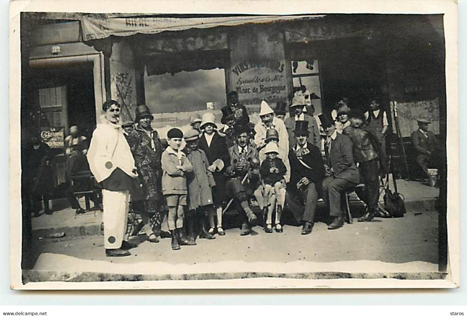 Carte Photo à Localiser - Groupe De Personnes Déguisées Devant Un Café - To Identify