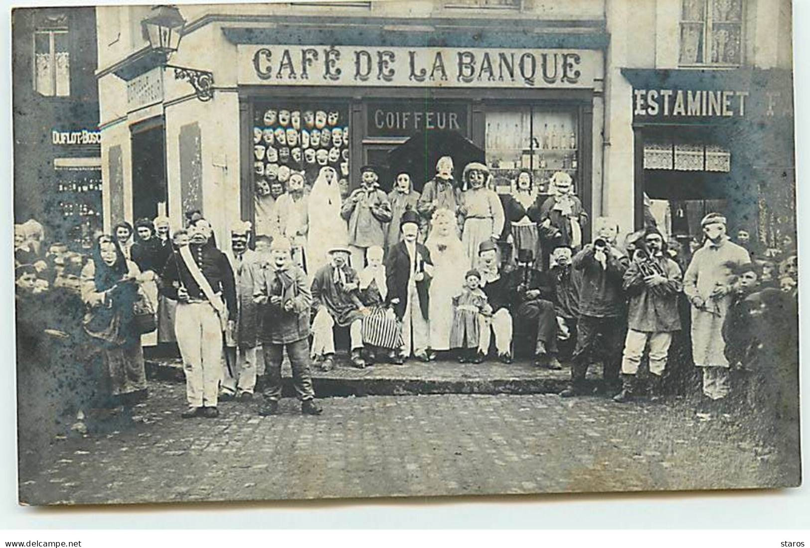 Carte Photo - SAINT-POL-SUR-TERNOISE - Mardi Gras, Devant Le Café De La Banque Et Coiffeur Deruelle (sur La Gauche) - Saint Pol Sur Ternoise