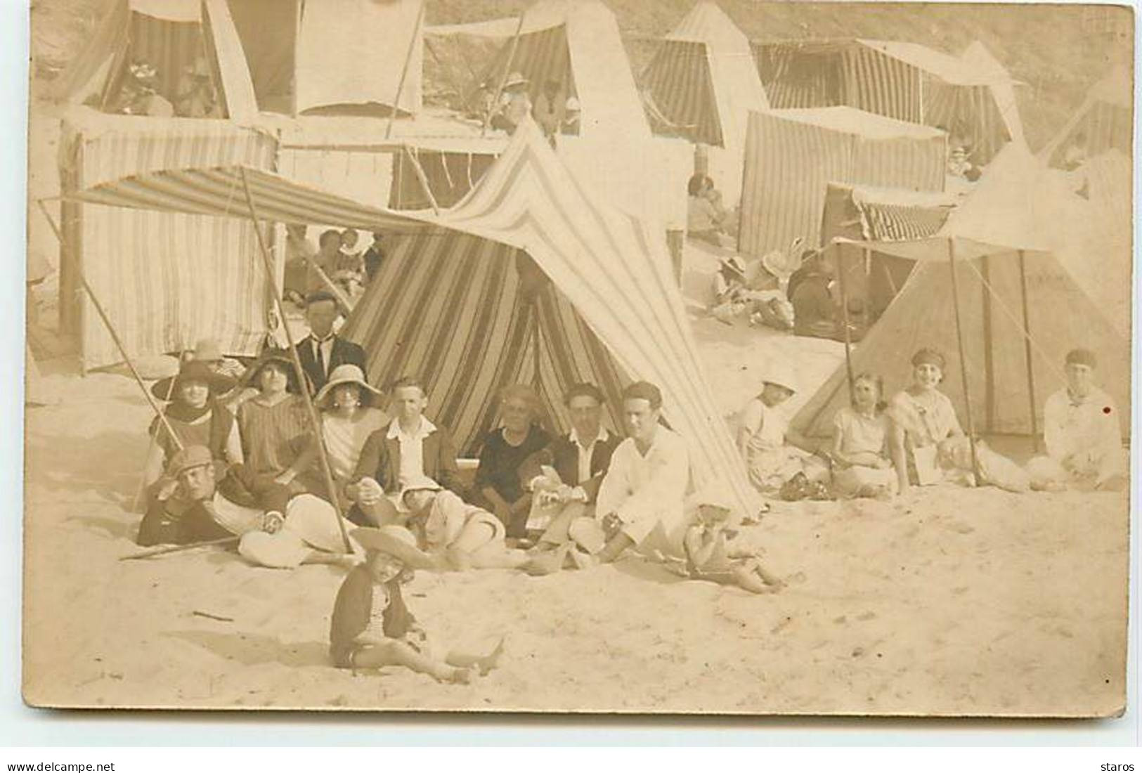 Carte Photo - MIMIZAN - Groupe De Personnes Assis Sur Le Sable à L'abri De Leur Tente De Plage - Mimizan