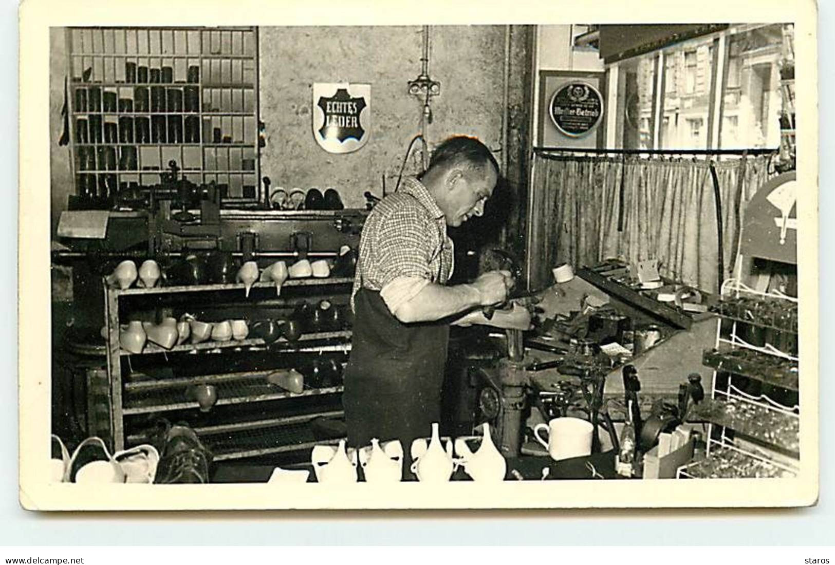 Carte Photo - Cordonnier Réparant Une Chaussure Dans Son Magasin - Artisanat