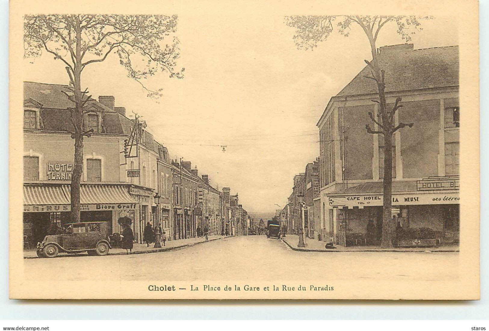 CHOLET - La Place De La Gare Et La Rue Du Paradis - Cholet