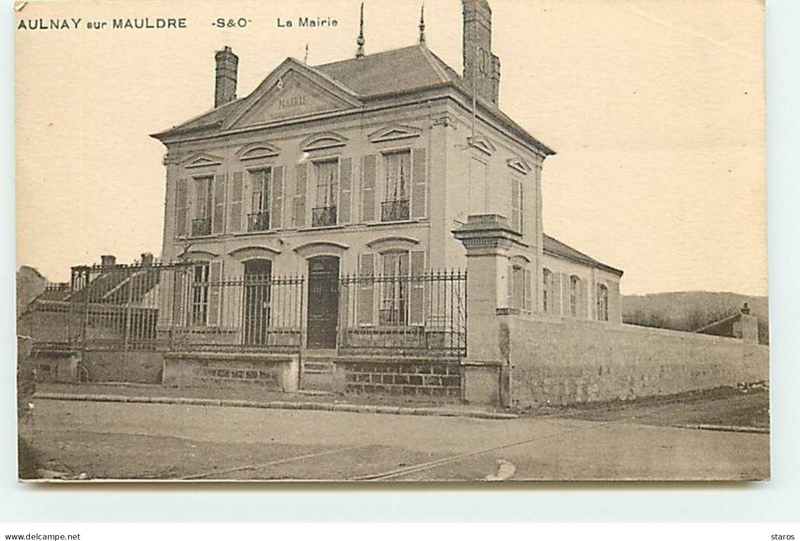 AULNAY-SUR-MAULDRE - La Mairie - Carte Vendue En L'état - Sonstige & Ohne Zuordnung