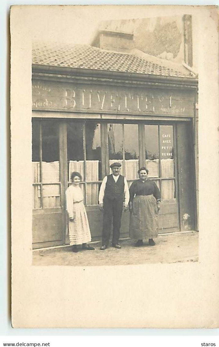 Carte Photo - Deux Femmes Et Un Homme Devant Une Buvette - Cafés