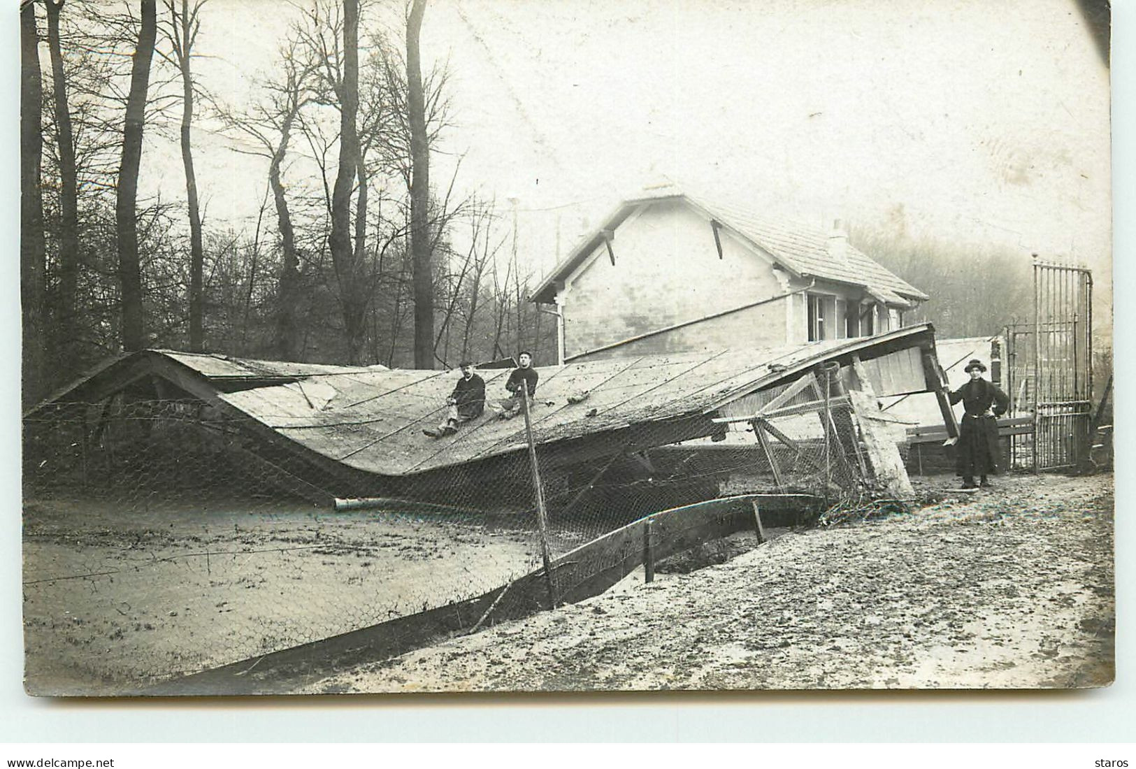 Carte Photo à Localiser - Hommes Sur Un Toit Effondré Près D'une Maison - To Identify