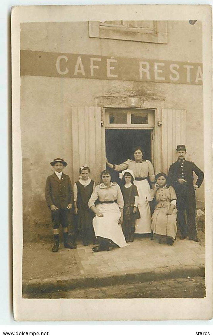 Carte Photo - Femmes, Enfants Et Un Homme Devant Un Café Restaurant - Cafés