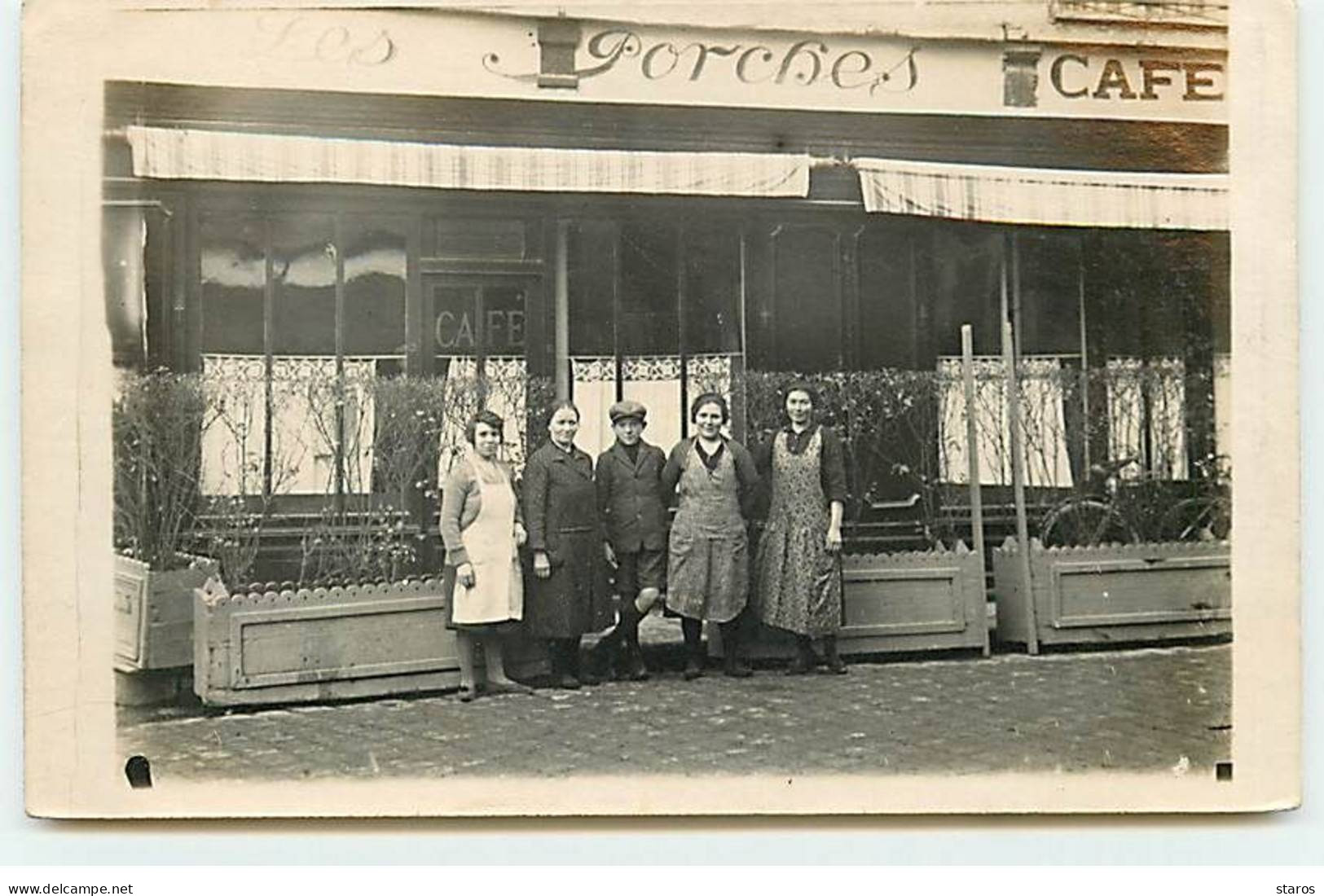 Carte Photo - Femmes Et Jeune Homme Devant Le Café Porches - Cafés