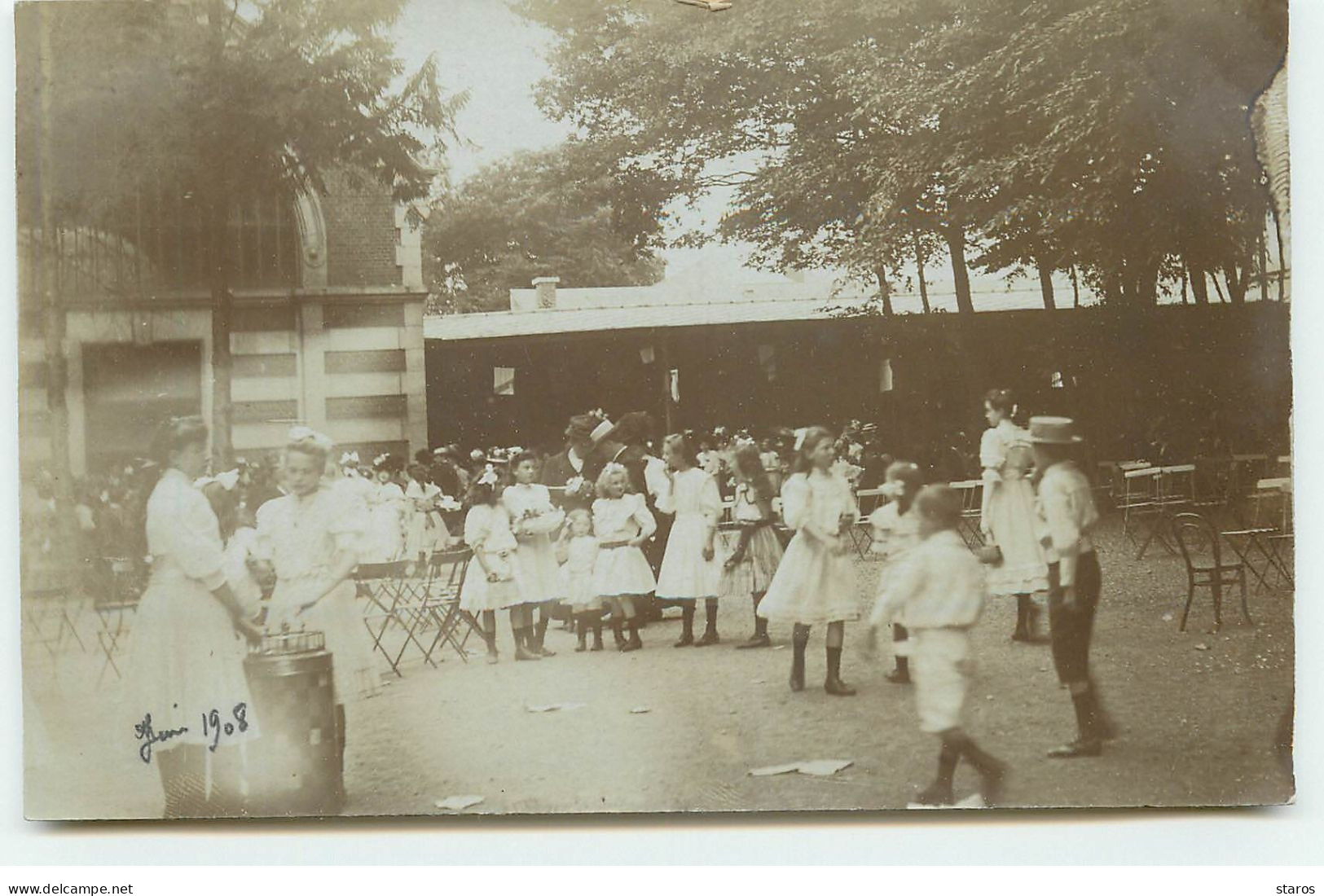 Carte Photo à Localiser - Enfants Jouant Dans Une Cour D'école - To Identify