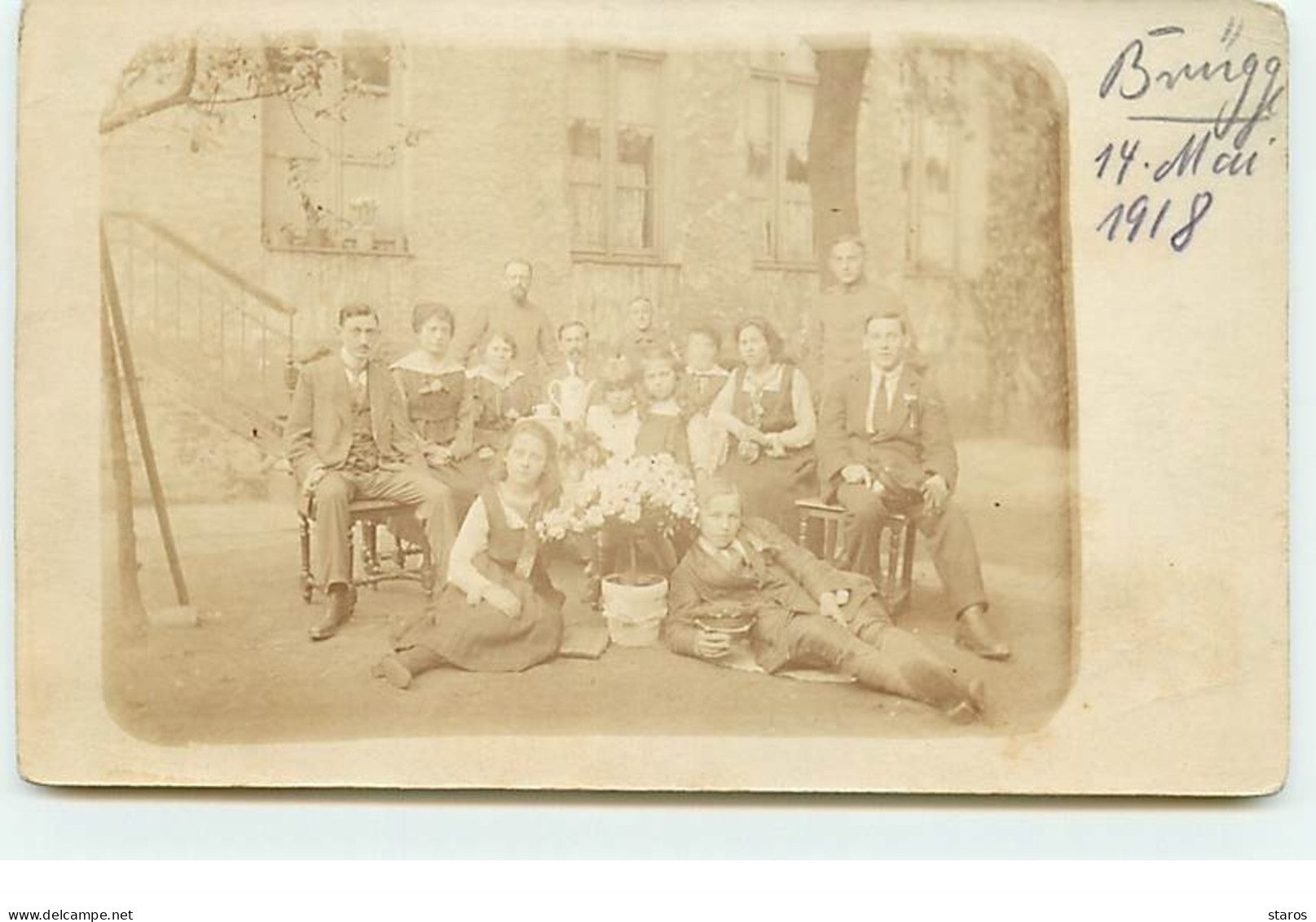 BRUGG - RPPC - Photo De Famille Dans Une Cour - Brugg