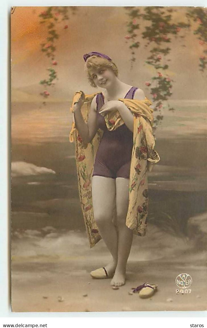 Fantaisie - Jeune Femme Portant Un Maillot De Bain Mauve, Et Un Peignoir Fleuri Et Orange - Baigneuse - Women