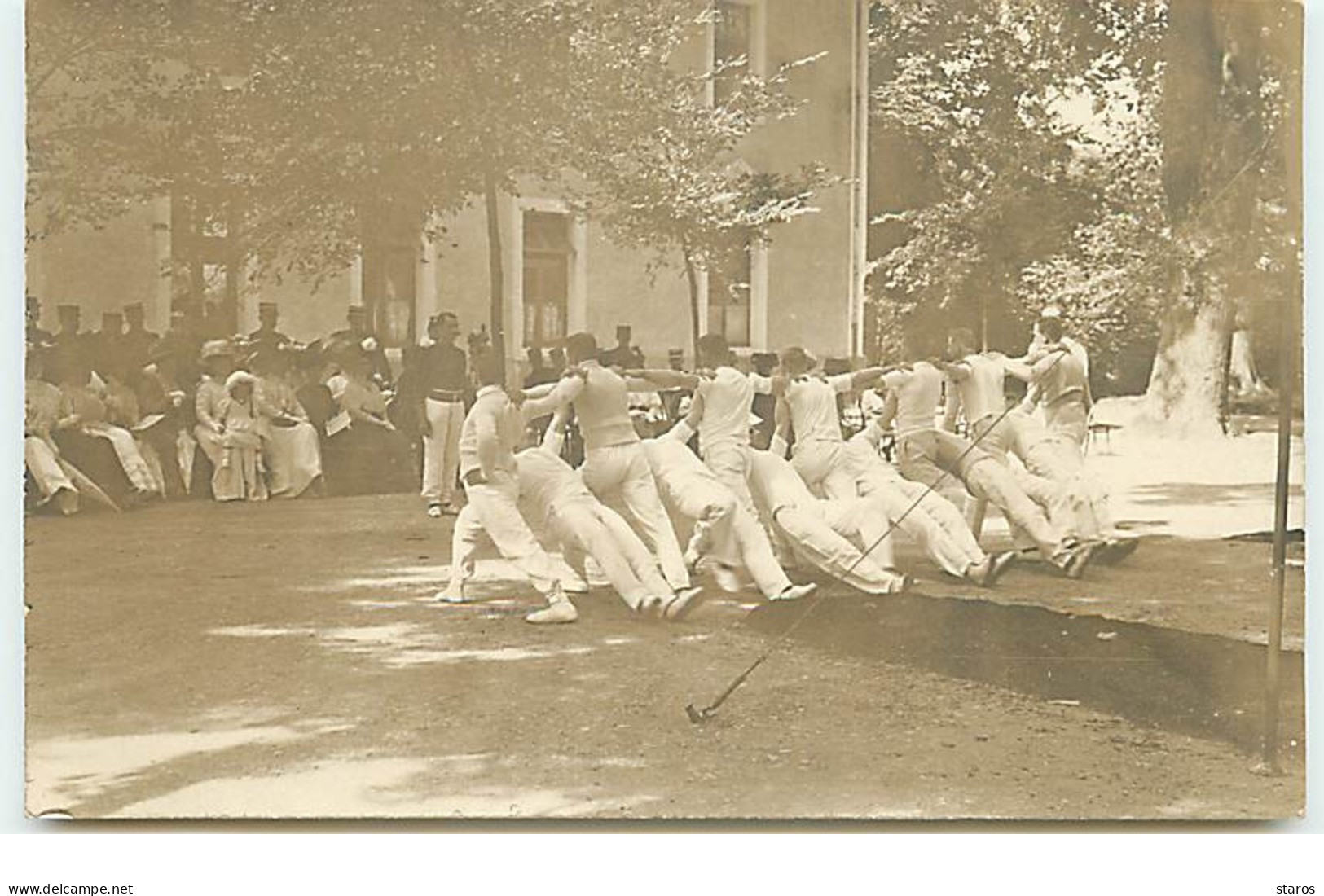 Carte-Photo - Jeux Régionaux - Hommes En Poussant D'autres - Jeux Régionaux