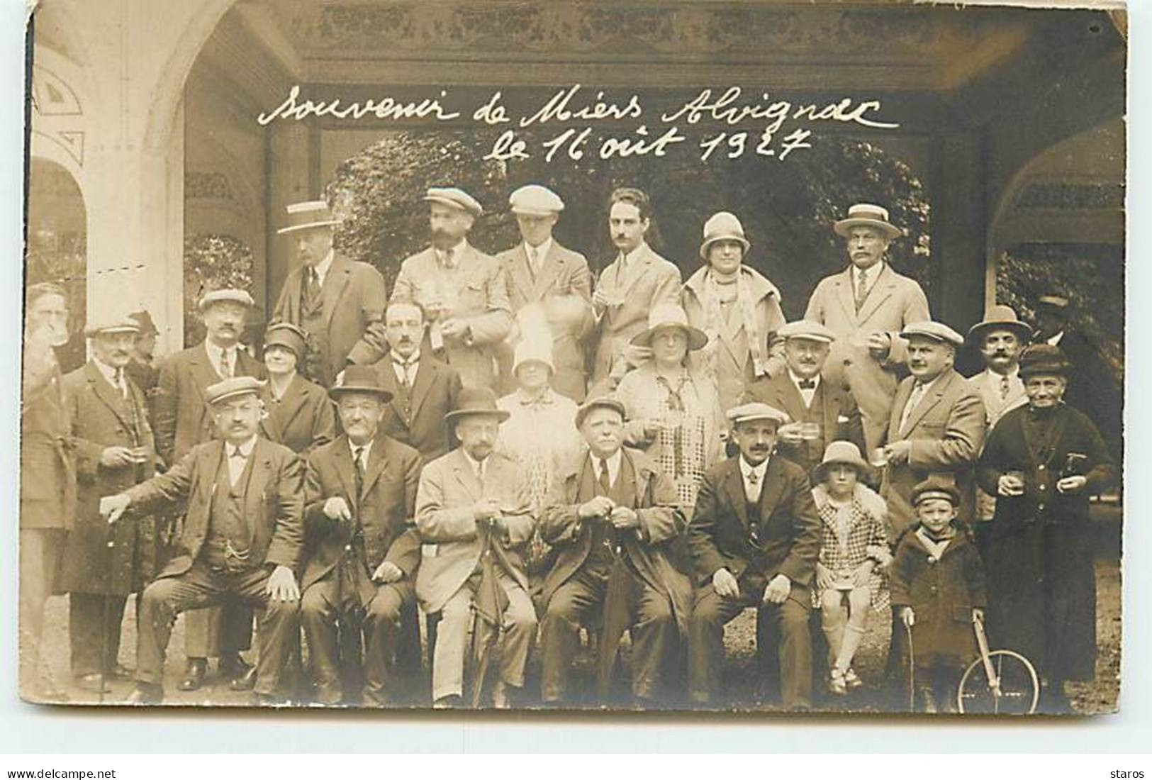 Carte Photo - Souvenir De Miers Alvignac Le 16 Août 1927 - Groupe D'hommes Et Femmes Tenant Des Verres - Sonstige & Ohne Zuordnung