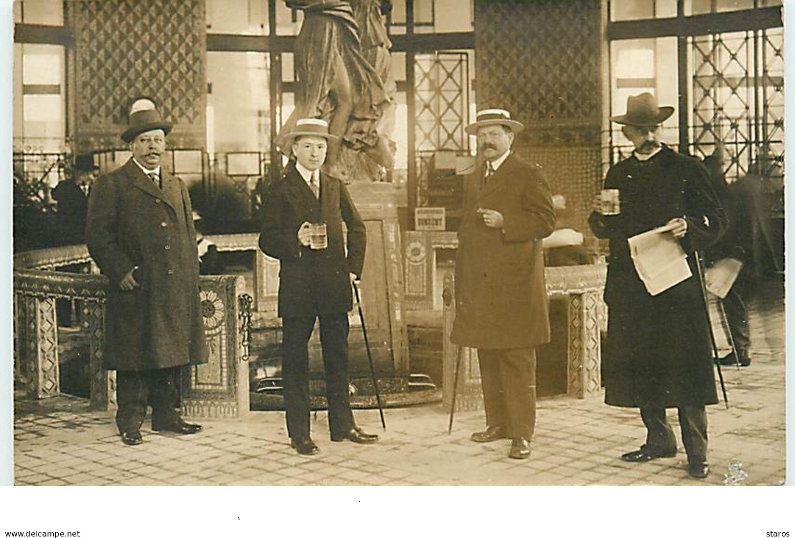 Carte-Photo - VITTEL CONTREXEVILLE - Hommes, Dont Deux Avec Un Verre Dans La Main - Contrexeville