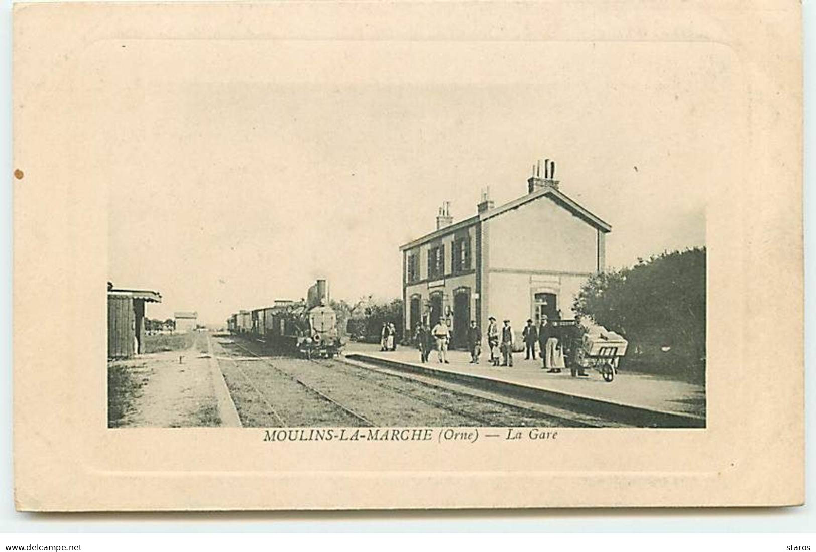 MOULINS LA MARCHE - La Gare - Arrivée D'un Train - Moulins La Marche