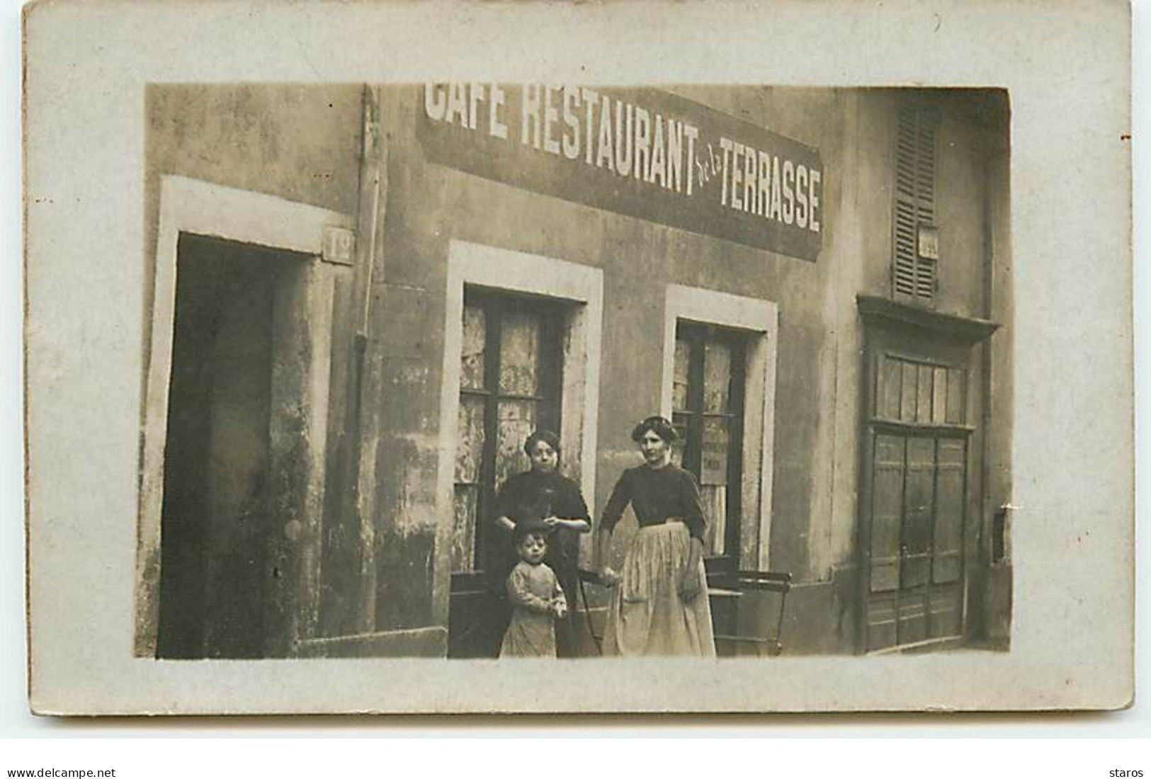 Carte Photo - Femmes Et Enfant Devant Le Café Restaurant De La Terrasse - Cafés