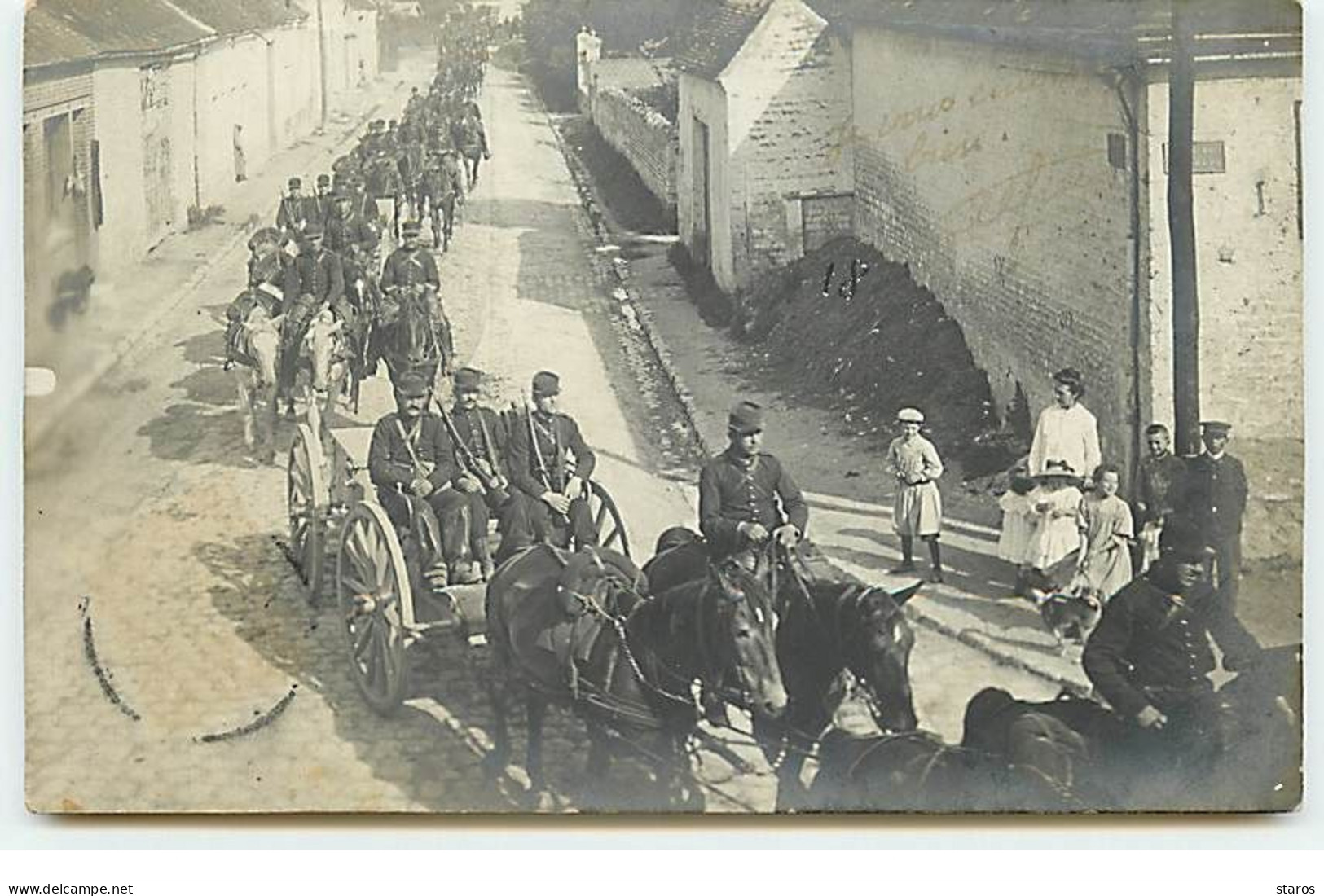 Carte Photo - SISSONNE - Défilé Militaires Dans Une Rue Le 13 Août 1908 - Sissonne