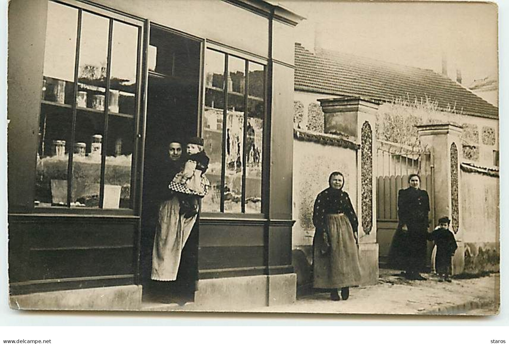 Carte Photo - Femmes Sur Le Pas De Porte D'un Magasin - Magasins