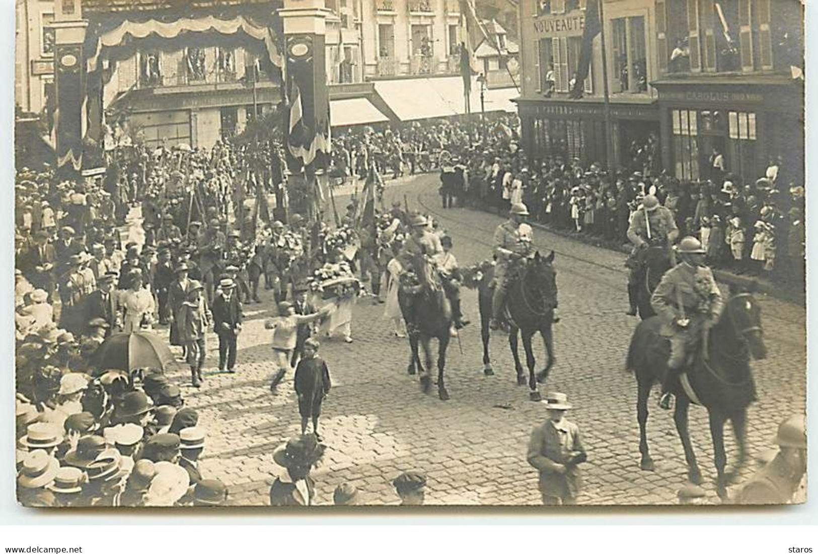 Carte Photo - CHERBOURG - Défilé Militaire Place Et Rue De La Fontaine - N°2 - Cherbourg