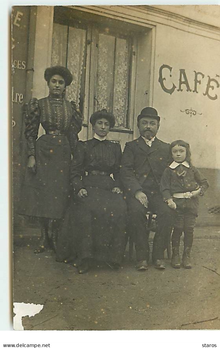 Carte Photo - Un Homme, Deux Femmes Et Un Enfant Devant Un Café - Cafés