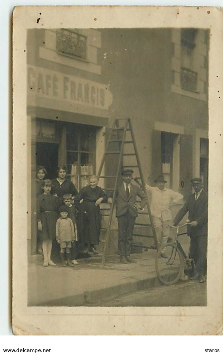 Carte Photo - Artisan Peintre Devant Le Café Francis - Cafés