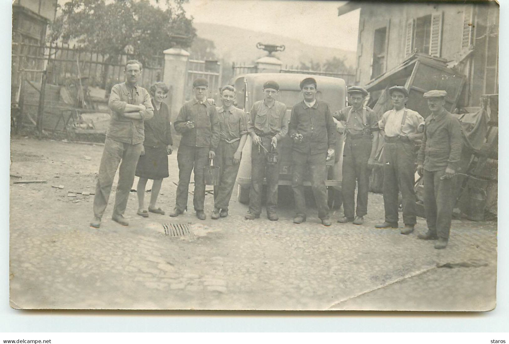 Carte Photo - Photo De Groupes D'hommes Et D'une Femme Dans Une Cour - To Identify