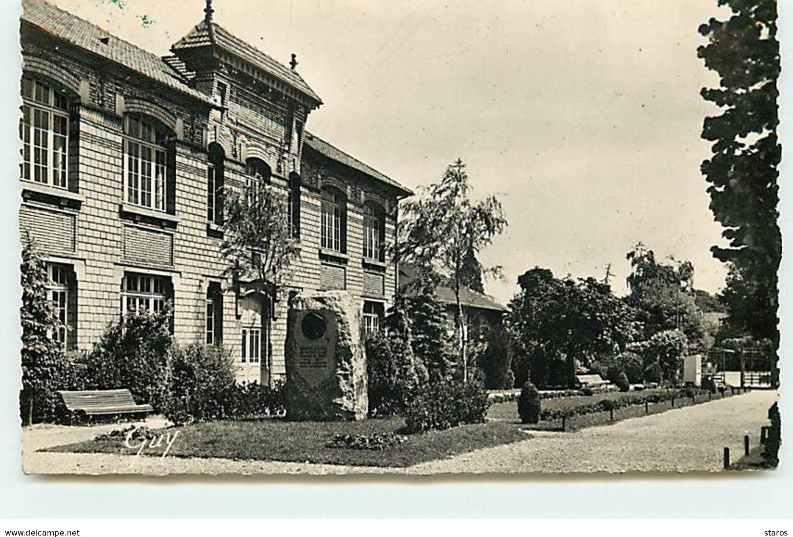 HOUILLES - Ecole Toussaint - Monument Au Général Leclerc - Houilles