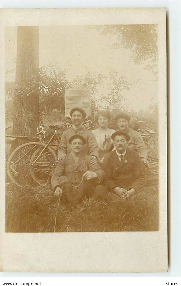 Carte Photo à Identifier - Une Femme Et Des Hommes Assis Dans L'herbe - Vélo - A Identifier