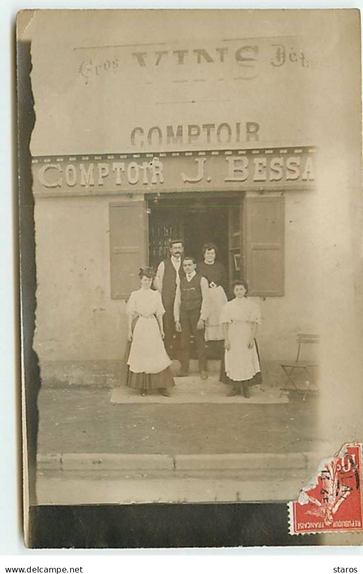 Carte Photo à Localiser - Groupe De Personnes Au Pas De Porte D'un Commerce De Vins - Comptoir J. Bessa... - Geschäfte