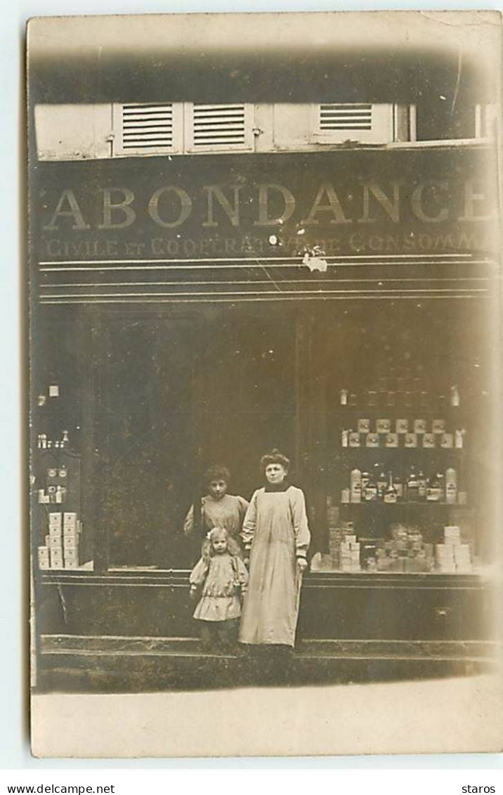 Carte Photo à Localiser - Femmes Et Fillette Au Pied De Porte D'un Commerce - Abondance - ... Coopérative ... - Shops