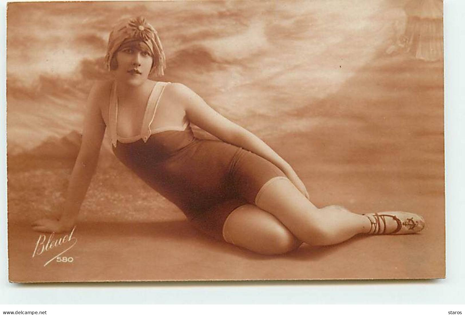 Fantaisie - Jeune Femme Portant Un Maillot De Bain Assise - Baigneuse - Femmes