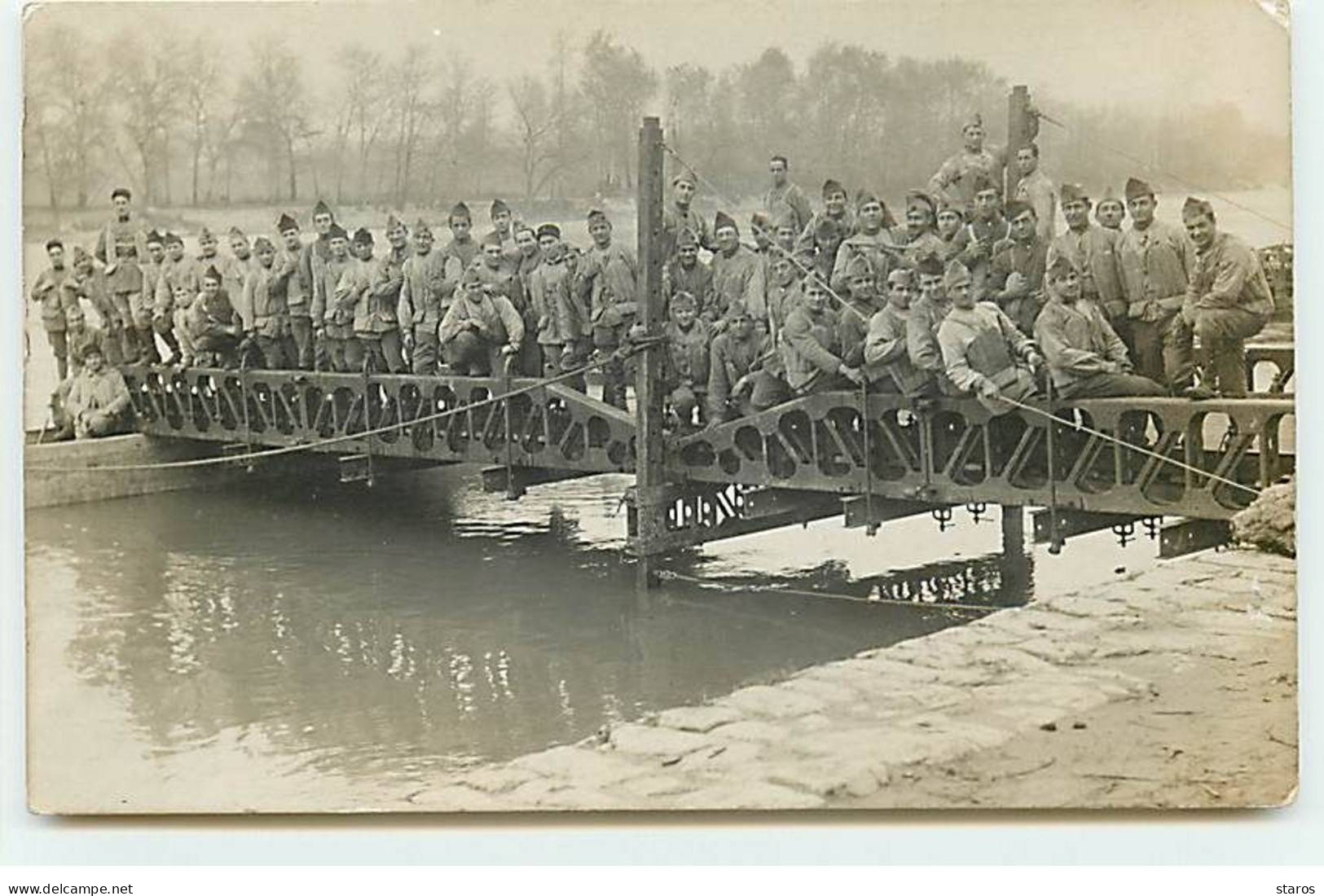 Carte Photo - Régiment Du Génie, Militaires Avec Des Gilets De Sauvetage, Sur Un Pont En Construction - Regiments