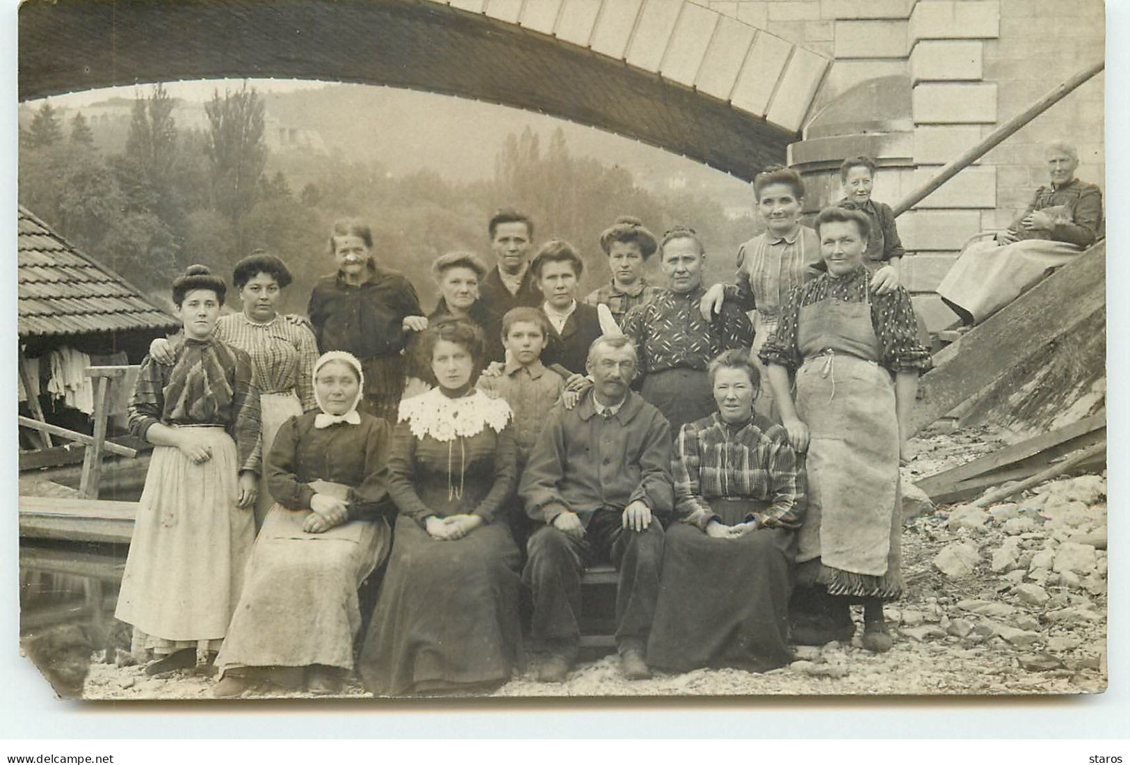 Carte Photo - Groupe De Lavandières Devant Un Pont - Other & Unclassified