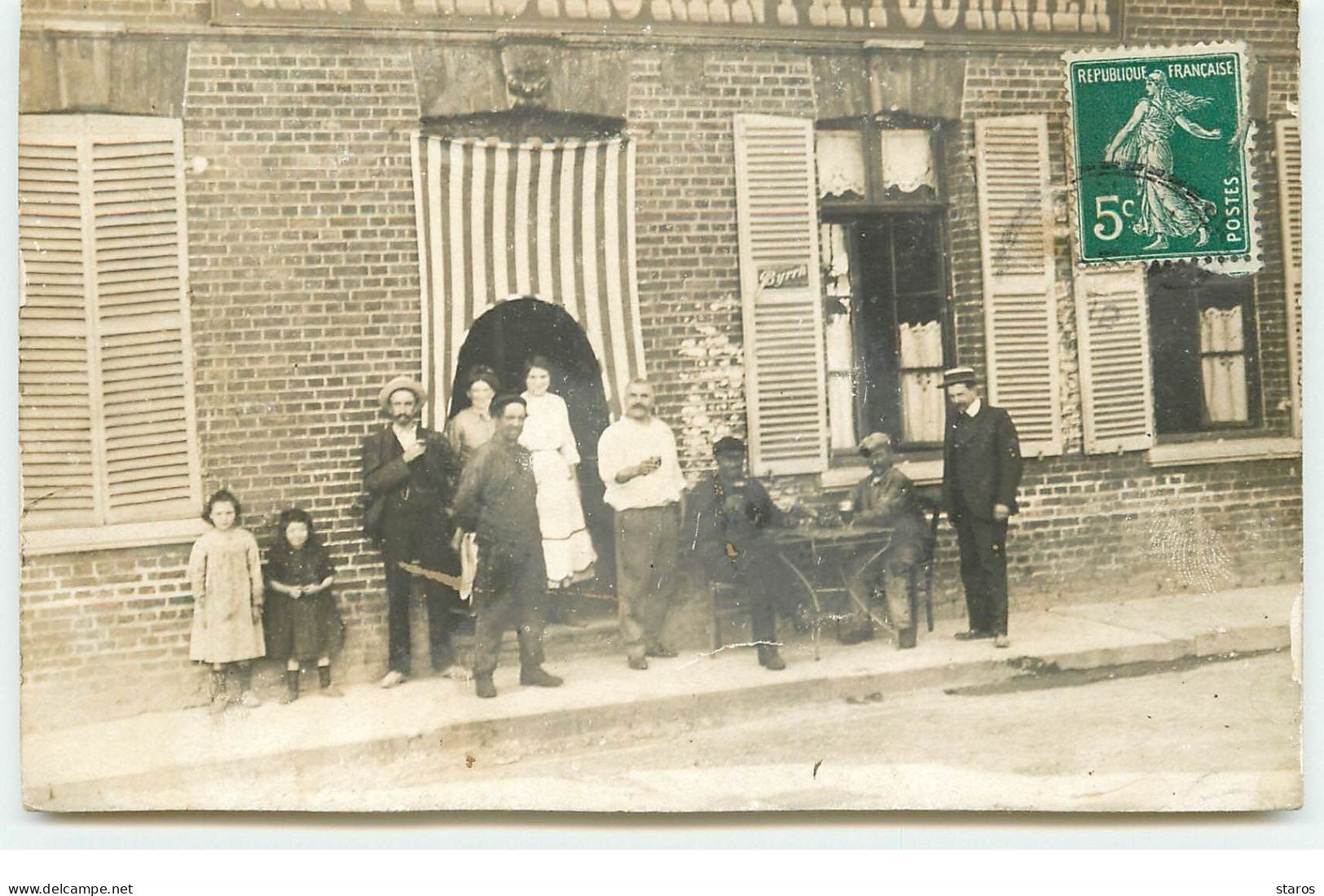 Carte Photo - Personnes Devant Un Café - Cafés