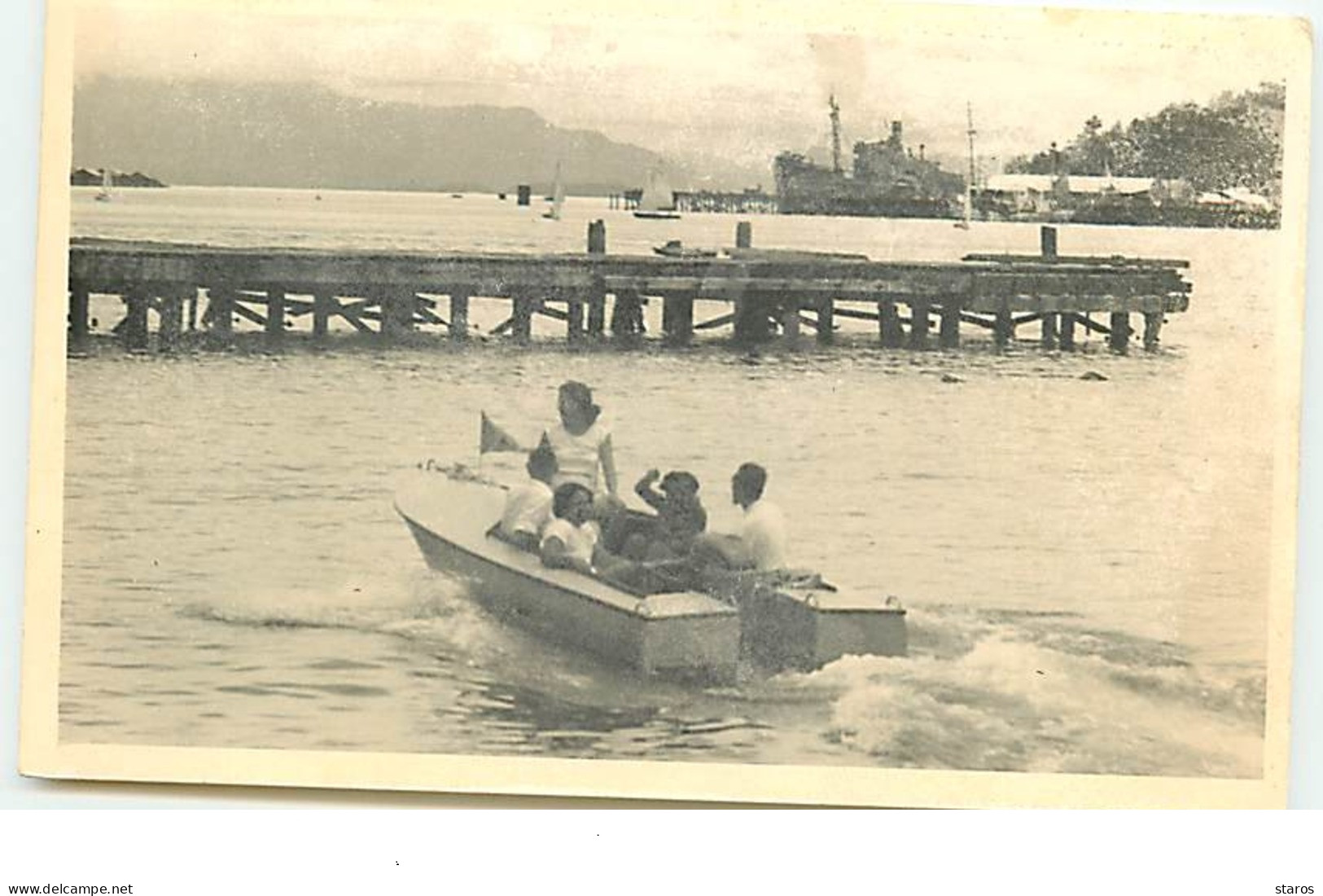 PAPOUASIE - Hommes Et Femmes Dans Une Barque à Moteur - Papouasie-Nouvelle-Guinée