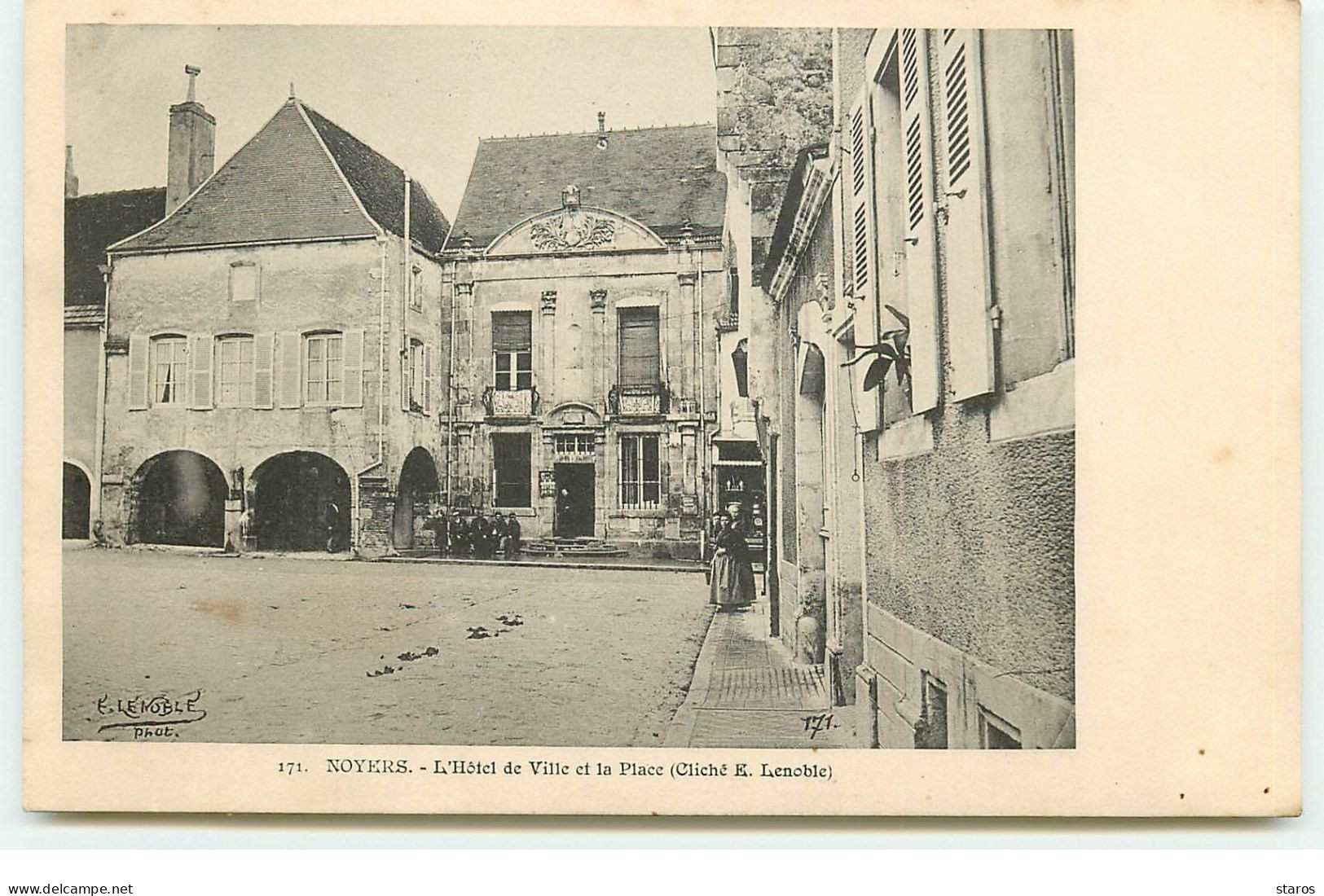 NOYERS - L'Hôtel De Ville Et La Place - N°171 - Cliché E.Lenoble - Noyers Sur Serein