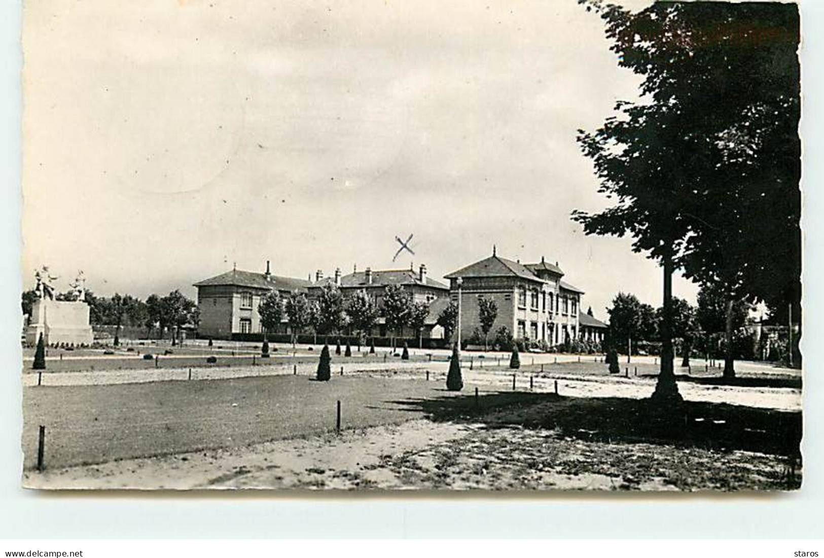 HOUILLES - Les Ecoles Et Le Monument Aux Morts - Houilles