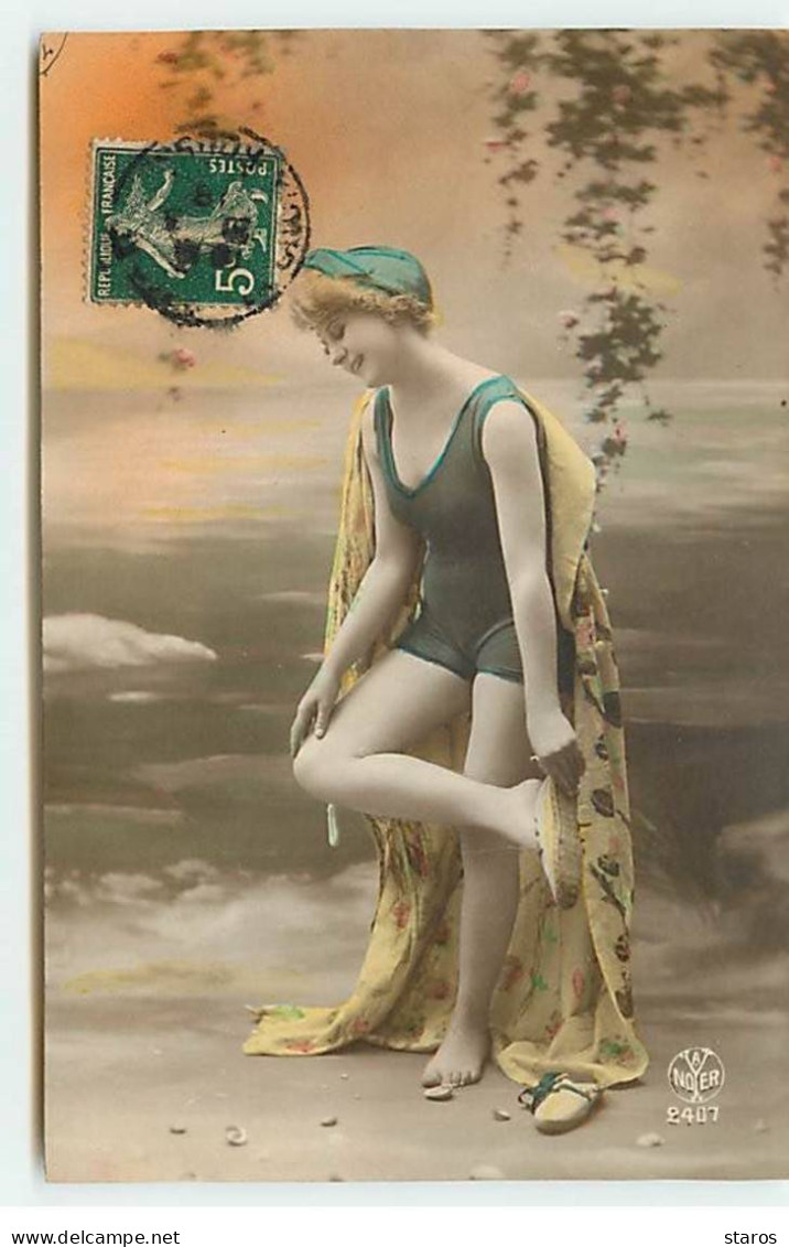 Fantaisie - Jeune Femme Portant Un Maillot De Bain Vert, Et Un Peignoir Fleuri Et Jaune - Baigneuse - Women