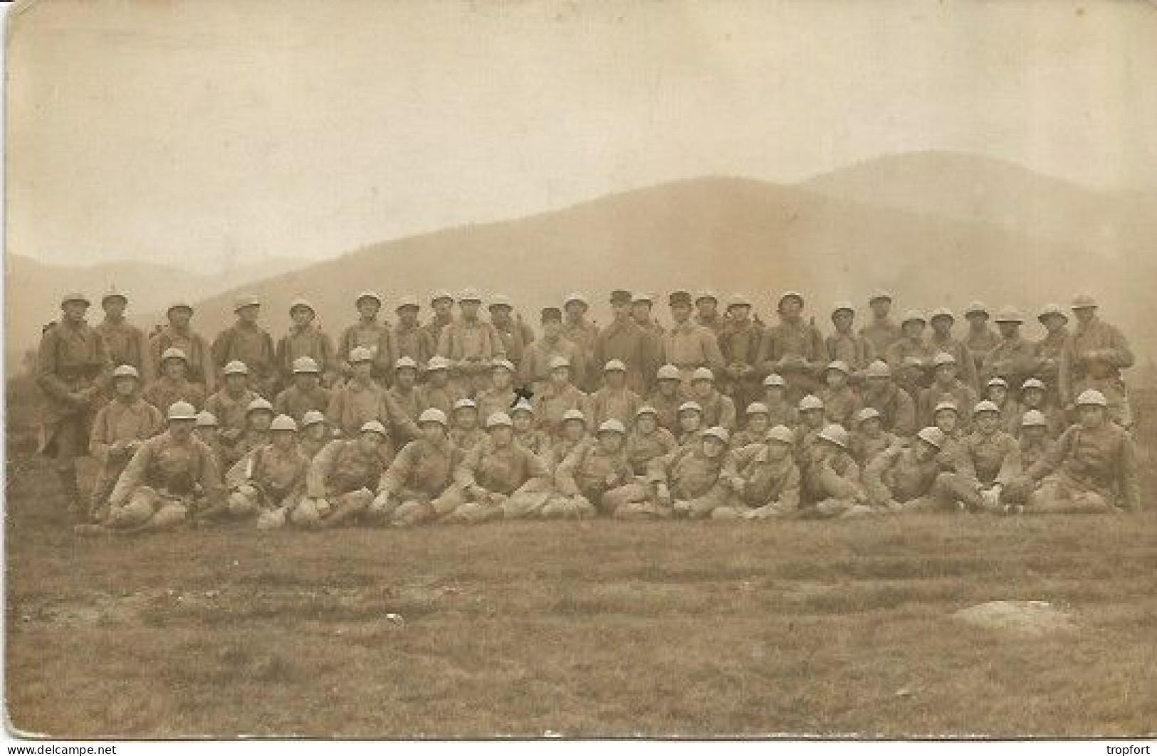CPA  PHOTO  GROUPE DE MILITAIRES POILUS CASQUE REGIMENT - Guerre 1914-18