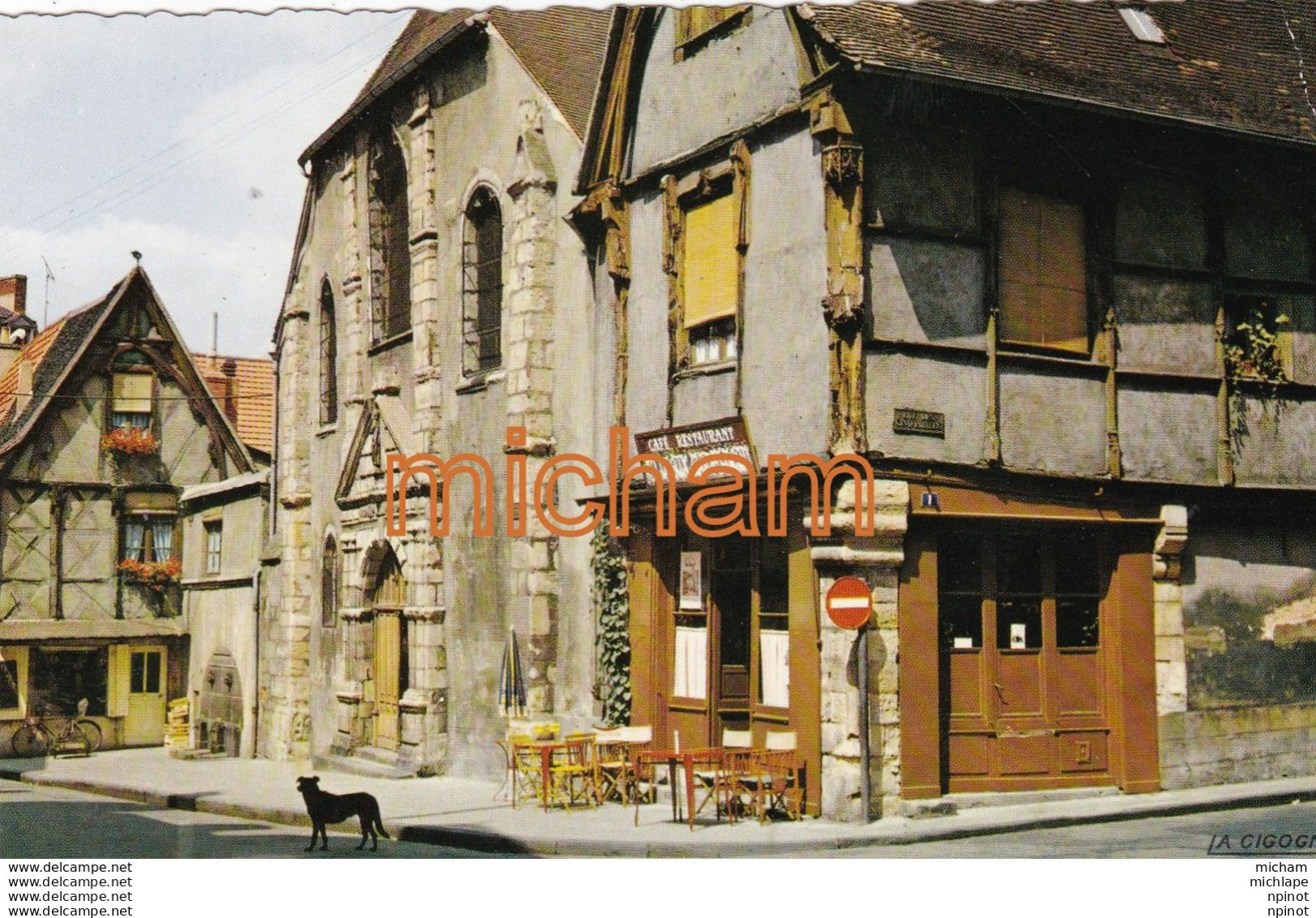 CPSM Petit  Format  9 X 14 Cm  -  03 MONTLUCON   Eglise St Pierre - Montlucon