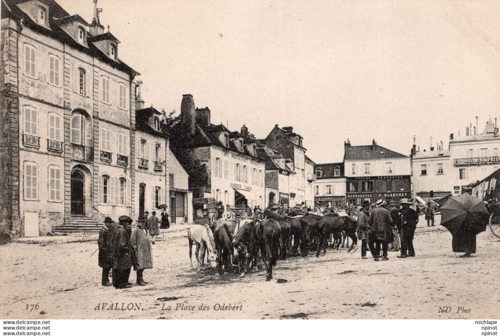 C P A - 89 -  AVALLON  -  Place Des Audebert - Avallon