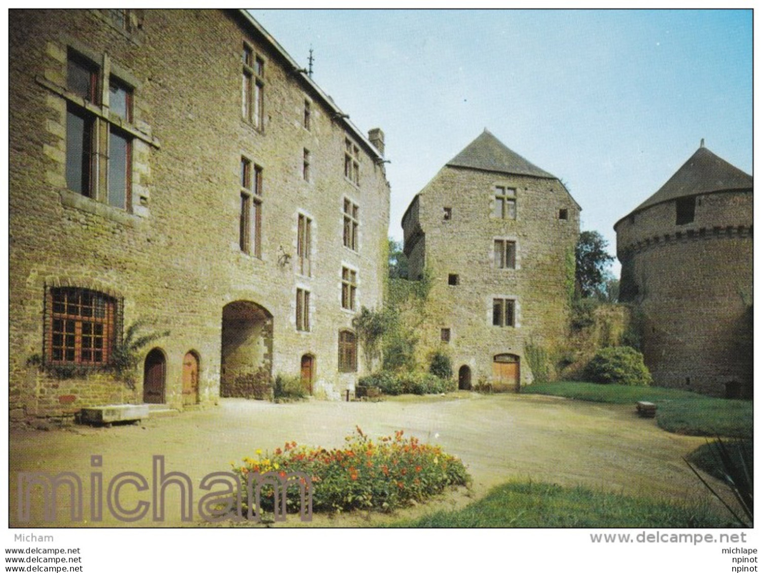 CPM    53 LASSAY  COUR  INTERIEURE  DU  CHATEAU TB ETAT - Lassay Les Chateaux