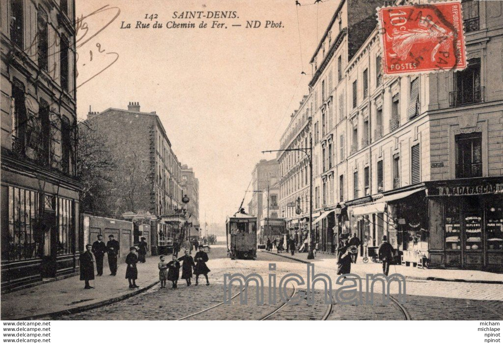 C P A   93  SAINT DENIS  -  La Rue Du Chemin De Fer - Saint Denis