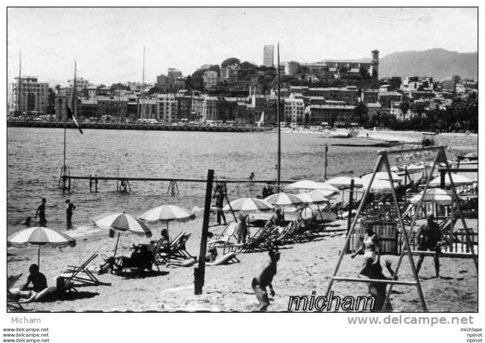 CPSM  06  CANNES  LA PLAGE  AU FOND LE SUQUET   TB ETAT - Cannes