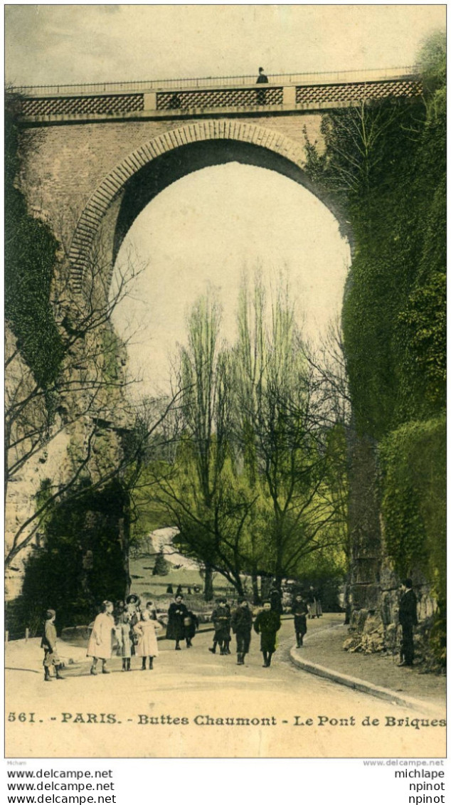 CPA  75 PARIS 19em BUTTES CHAUMONT  LE PONT DE BRIQUES  ANIMATION COULEURS      PARFAIT ETAT - Paris (19)